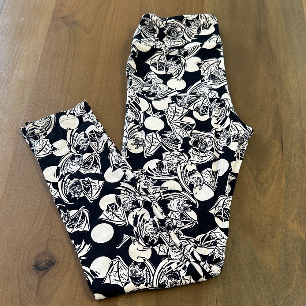 NWOT LuLaRoe Halloween Bat Print Leggings Black White Moon OS
